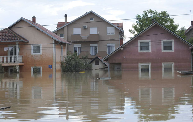 Од воде сви стрепе, а полису не узимају
